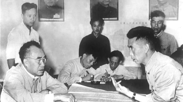 1958年，王俊在兰州炼油厂向朱德汇报工作情况