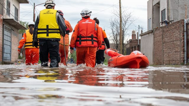 Rescue team in action during flooding in Buenos Aires, aiding relief efforts in affected neighborhoods.
