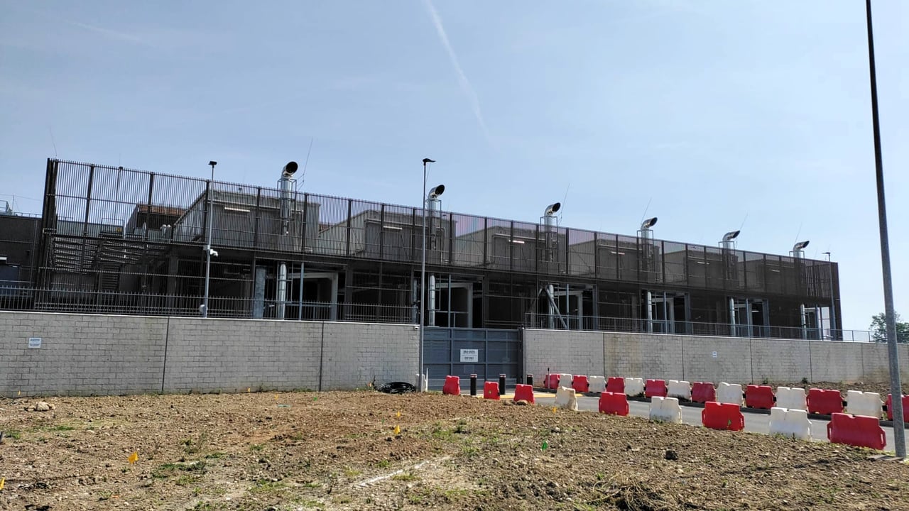 Illustrative image: Una batteria di grossi generatori alimentati a gasolio in un Data Center in via di ultimazione