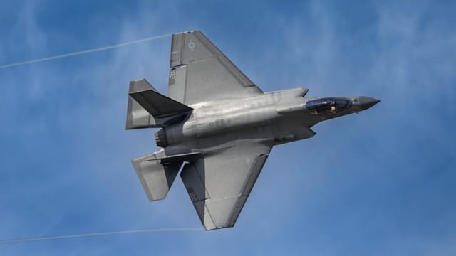 An impressive F-35 fighter jet soaring through the skies over Kernville, California.