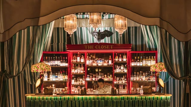 Chic bar setting at Narendra Bhawan in Bikaner with elegant lighting and luxury decor.