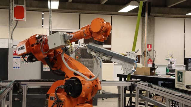 Illustrative image: Industrial robotic arm in a Ciudad de México lab setting, showcasing automation technology.