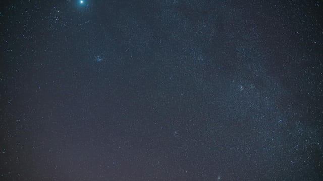 A breathtaking view of the night sky filled with stars over Fındıklı, Türkiye.