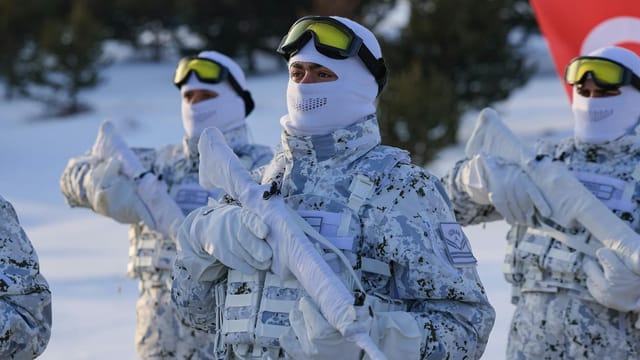 Soldiers in white camouflage during winter training in Kars, Türkiye.