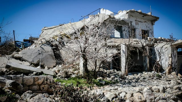 Damaged building in Idlib, Syria shows aftermath of conflict.