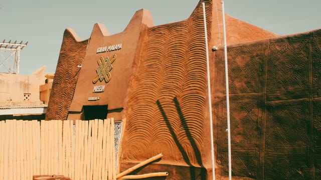 Capture of Sudano-Sahelian architectural style in Niamey, showcasing traditional mud-brick design.