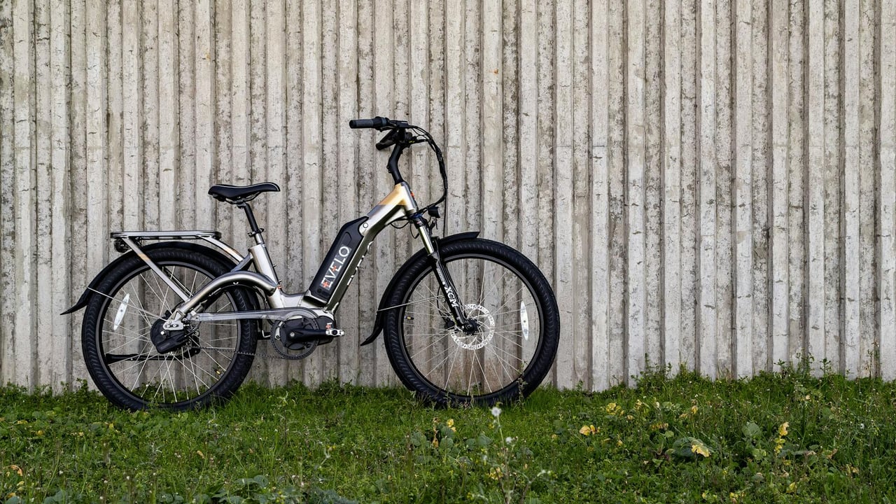 A modern electric bicycle parked against a concrete wall in Seattle.