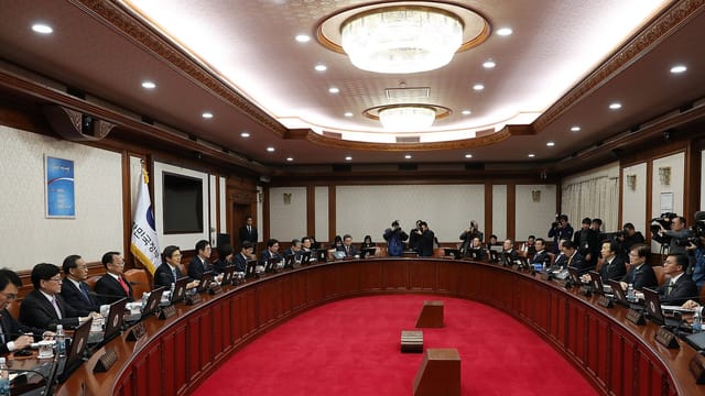 Acting President Hwang Cabinet Meeting 08 (31398042102)