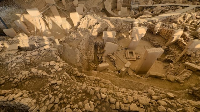 Explore the ancient stone circle at Göbekli Tepe in Türkiye, a UNESCO heritage site.