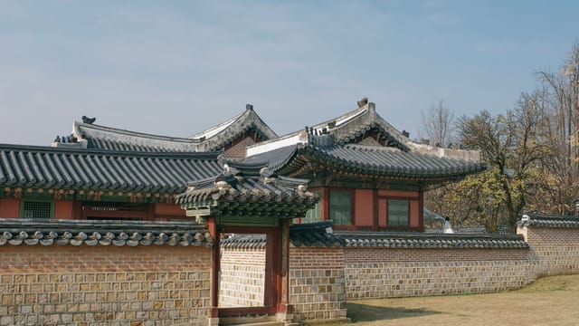 Explore the beauty of historic Korean architecture at Seoul's Gyeongbokgung Palace.