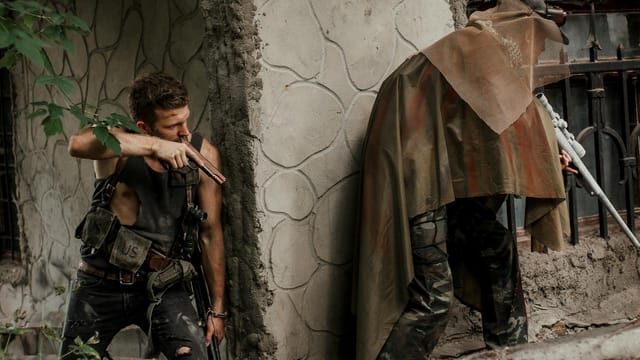 Armed soldiers in camouflage during an urban combat scenario in Moscow.