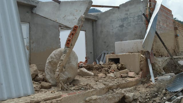 Ruins of a building in Mocoa, Colombia, showcasing natural disaster destruction.