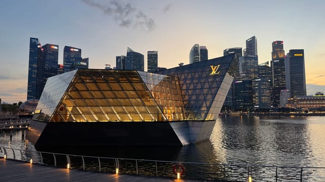 Skyline view of Marina Bay with iconic architecture at sunset.