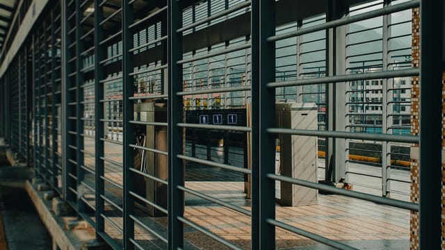 A contemporary railway station with metal structures in Mérida, Venezuela, showcasing modern urban design.