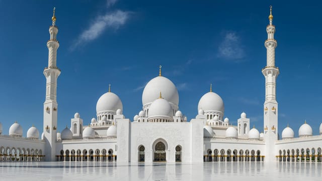 Majestic view of Sheikh Zayed Grand Mosque, showcasing Islamic architecture in Abu Dhabi.