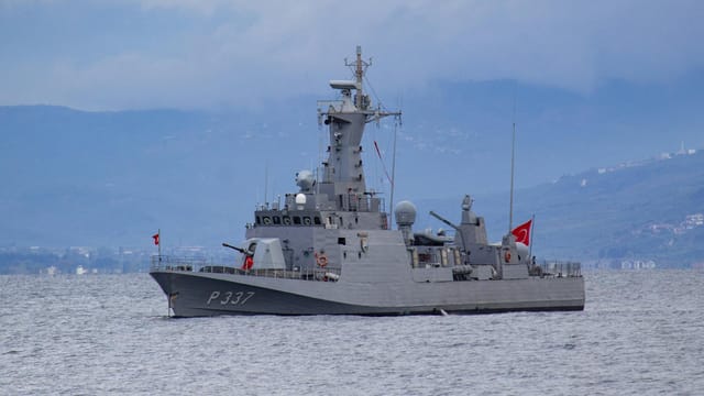 A Turkish naval frigate, P337, sails on the ocean near Bursa, Türkiye under cloudy skies.