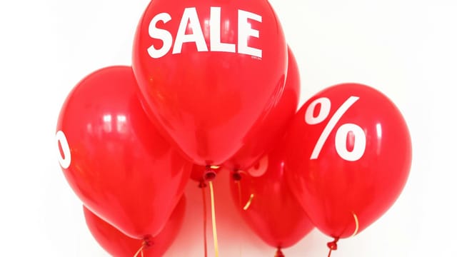 Bright red balloons with 'SALE' and '%' symbols, perfect for marketing promotions.