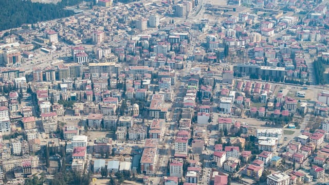 A sprawling aerial view showcasing the urban landscape of Kahramanmaraş, Turkey with its buildings and streets.