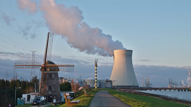 De Molen (windmill) and the nuclear power plant cooling tower in Doel, Belgium (DSCF3859)