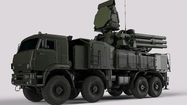 High-resolution image of a military anti-aircraft vehicle equipped with advanced missile system.
