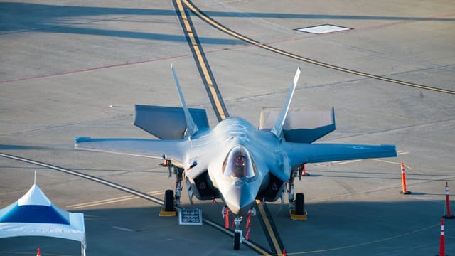 F-35 fighter jet showcased at airshow in Fairfield, California.