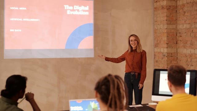 Young woman presenting on digital evolution concepts like AI and big data in a seminar.