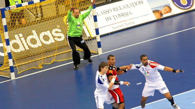 2011 World Men's Handball Championship - Mamdouh (Egypt) in the middle of France's defense
