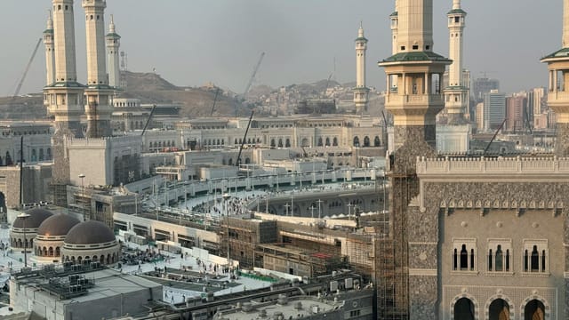 A stunning aerial view of the Al-Masjid al-Ḥarām mosque complex in Mecca, Saudi Arabia.