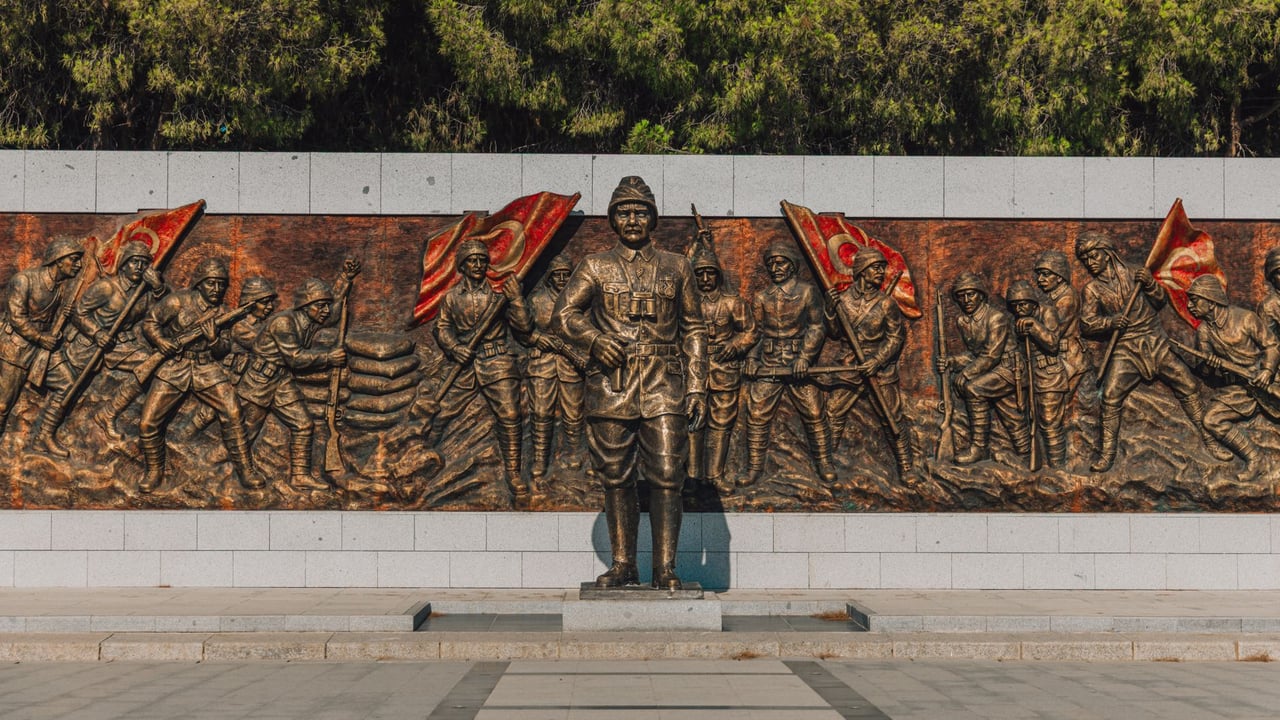Bronze statue and relief honoring Turkish martyrs in Çanakkale, Türkiye.