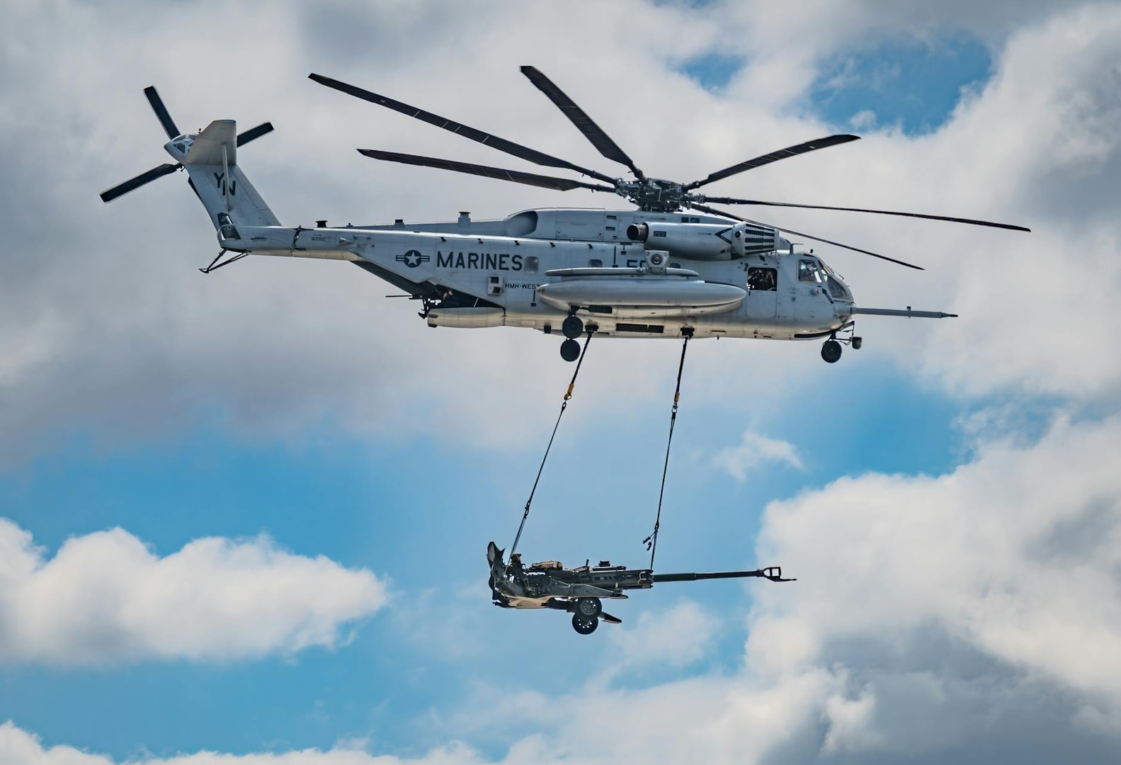 CH-53 helicopter airlifting howitzer at San Diego airshow.