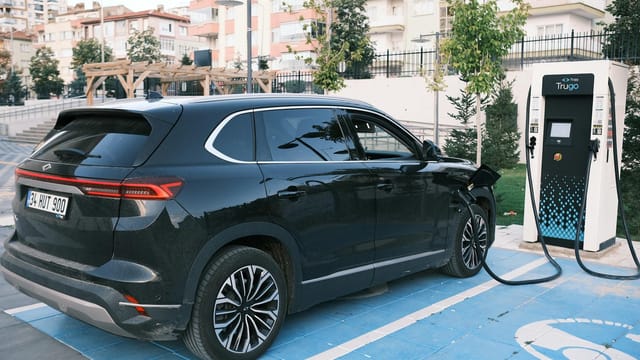 Electric car charging at a station in Niğde, Türkiye, highlighting clean energy.