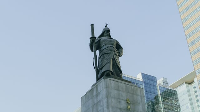 Admiral Yi Sun-sin statue at Gwanghwamun Square, Seoul under a clear sky.