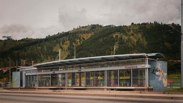 Empty tram station 'La Parroquia' with scenic hills in Mérida, Venezuela.
