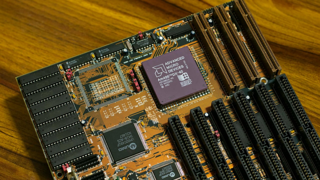 Close-up of a vintage AMD motherboard featuring the AM486 DX processor, showcasing retro computing technology.