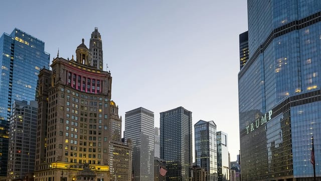 Evening view of Chicago's downtown skyline, showcasing iconic architecture and Trump Tower.