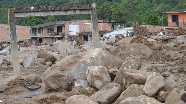 Destruction in Mocoa, Colombia, following a massive landslide, showcasing devastated buildings and debris.