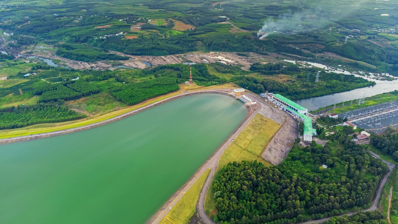 Stunning aerial shot of Thac Mo Dam and lush landscape in Dong Nai, Vietnam.