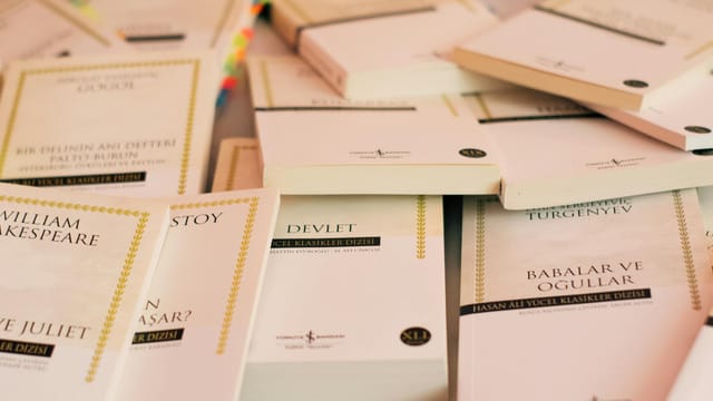 Pile of classic literature books in Turkish with prominent authors visible.