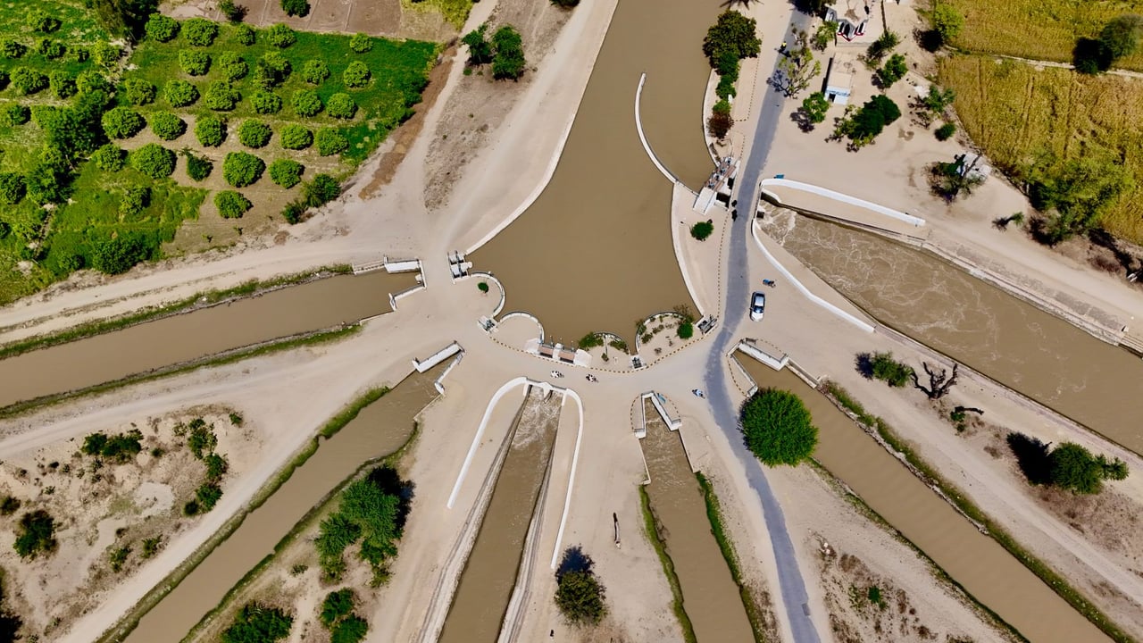 A stunning aerial view of irrigation canals in Karor Lal Eason, showcasing agricultural infrastructure.