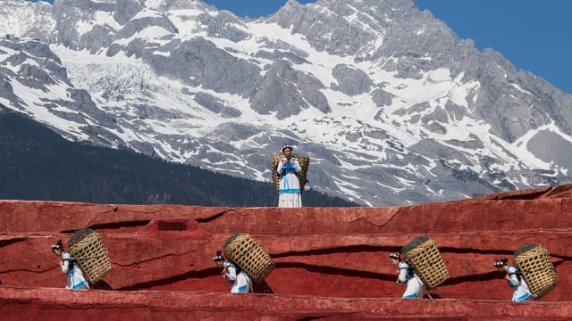 Lijiang Yunnan China-Naxi-people-carrying-baskets-01