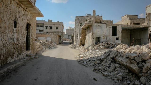 Abandoned war-torn street in Idlib, Syria, showing urban decay and destruction.