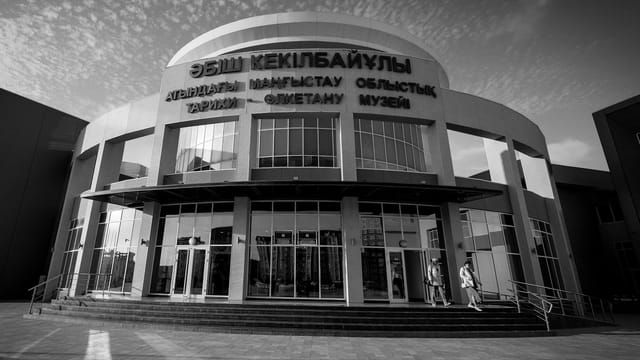 Black and white photo of the Aktau Historical Museum in Kazakhstan, showcasing modern architecture.
