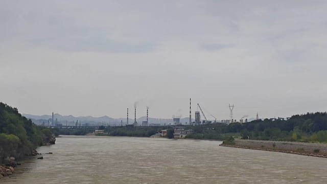 从柴家台黄河悬索吊桥上眺望西固工业区