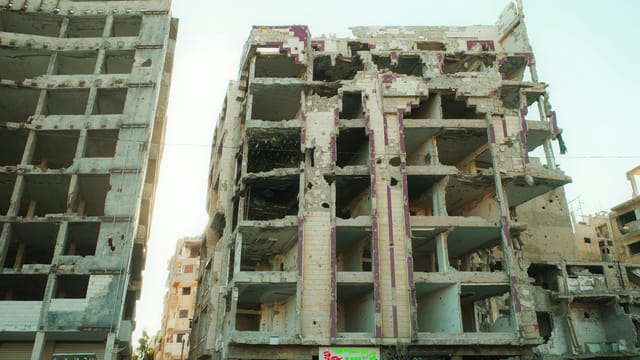 Rubble and decay of a war-damaged building in Homs, Syria, highlighting urban devastation.