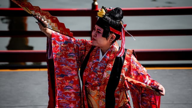 A performer in vibrant Japanese attire during a cultural event in Buenos Aires.