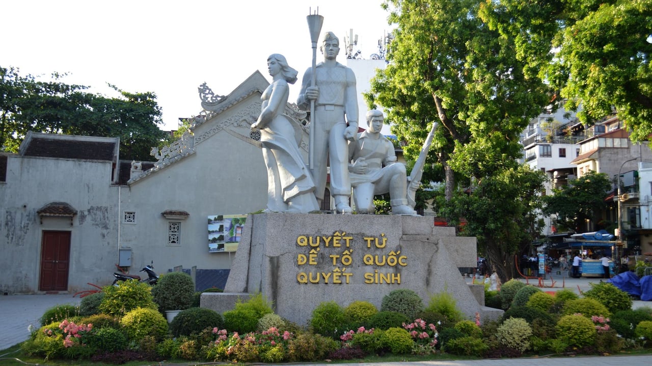 Monument at Dong Da Hill Park in Hanoi, featuring Vietnamese text and greenery.