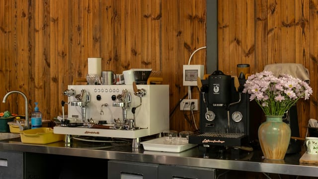 A detailed look at a modern coffee setup with espresso machines in a Yunnan café.